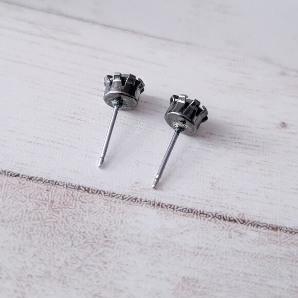 Vintage Stud Earrings 0.25" Black Gem - Some Tarnish - Picture 3 of 4